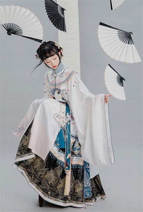 Pin by Theo on ポーズ、構図 | Fashion photography, Traditional outfits, Art poses