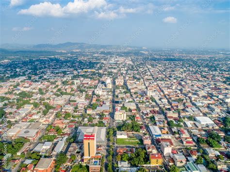 Ciudad de San Pedro Sula en Honduras Stock 写真 | Adobe Stock