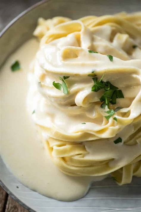 BEST Olive Garden Alfredo Recipe - Easy Copycat Alfredo Sauce Recipe