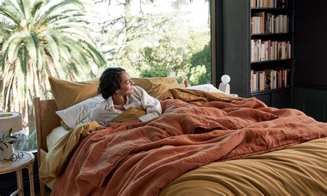 Linen vs Cotton Bed Sheets: An In-depth Comparison of Popular Bedding Materials | Parachute