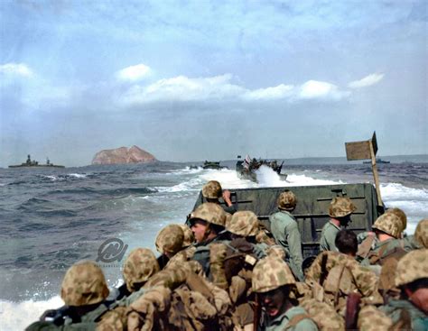 US Marines in a LCVP approaching Iwo Jima, Japan, 19 Feb 1945 | Война, Великий