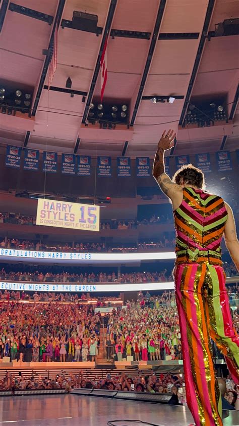 Gayle King Presents Banner to Harry Styles at Madison Square Garden