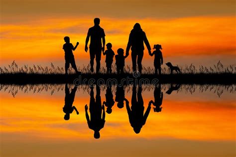 Happy Family Silhouette at Sunset Stock Illustration - Illustration of ...