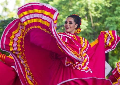 Traditional Mexican Dances You Should Know About | Mexican outfit ...