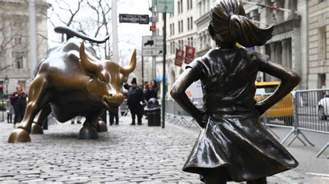 Wall Street bull sculptor wants “Fearless Girl” out of his way