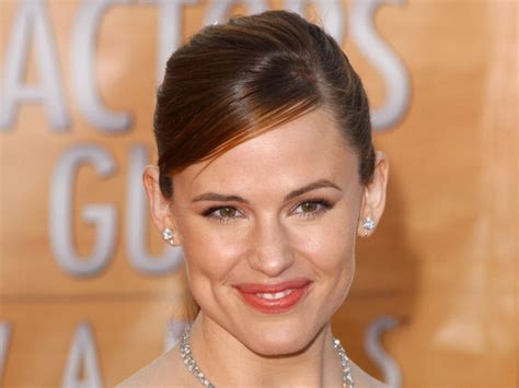 Jennifer Garner wearing a simple classy hairstyle with a high ponytail and barrette