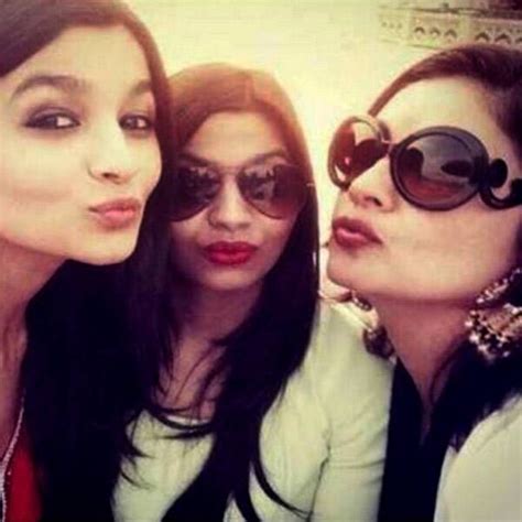 Alia Bhatt’s selfie with a pout and lovely sisters Shaheen Bhatt and ...