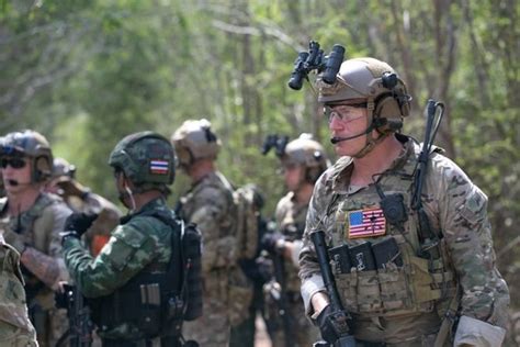 US Army Green Berets and Thai SOF conduct a simulated urban training in ...