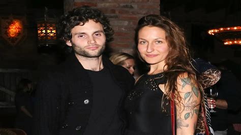 Penn Badgley Wife: Is Penn Badgley still married? Does Penn Badgley ...