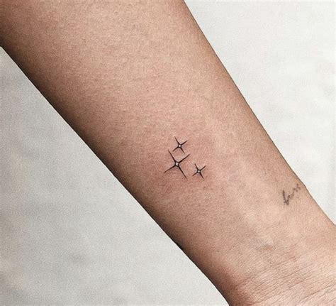 Estrellas | Tatuajes pequeños de estrellas, Tatuajes complementarios, Tatuaje minimalista pequeño