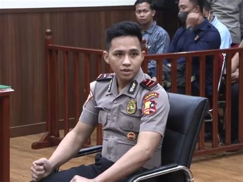 Potret Gagah Bharada E Pakai Seragam Polisi Lengkap, Netizen: Gantengnya Aku! - Indozone Beauty