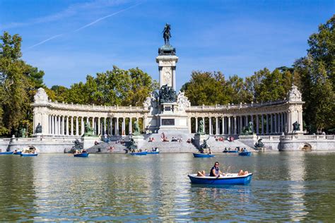 Recorrido a pie por el Palacio de Cibeles y el Retiro | musement