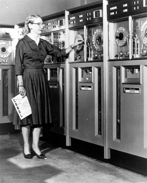 Grace Hopper stands in front of a Univac mainframe in 1952. | Mulheres ...