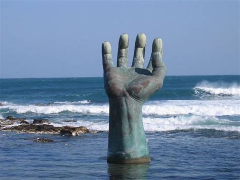 8 grandes esculturas de mãos ao redor do mundo | Hand sculpture, Sculptures, South korea