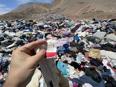 🇨🇱 Images from the Atacama desert, which has become a dumpster for the global fast fashion ...