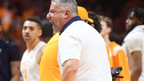 Bruce Pearl irate with no-call at end of Tennessee basketball win vs Auburn