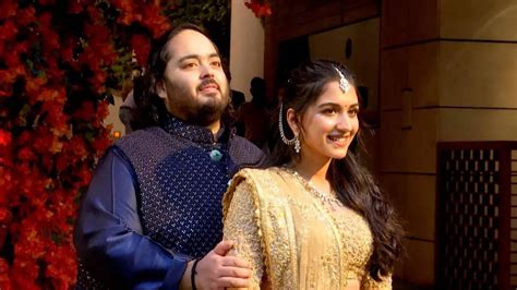 Anant Ambani adorably hugs soon-to-be wife Radhika Merchant after aarti at engagement | WATCH ...