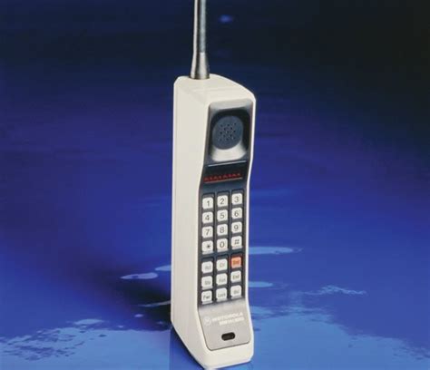 Motorola DynaTAC 8000X portable cellular phone, 1983 - Motorola phones ...