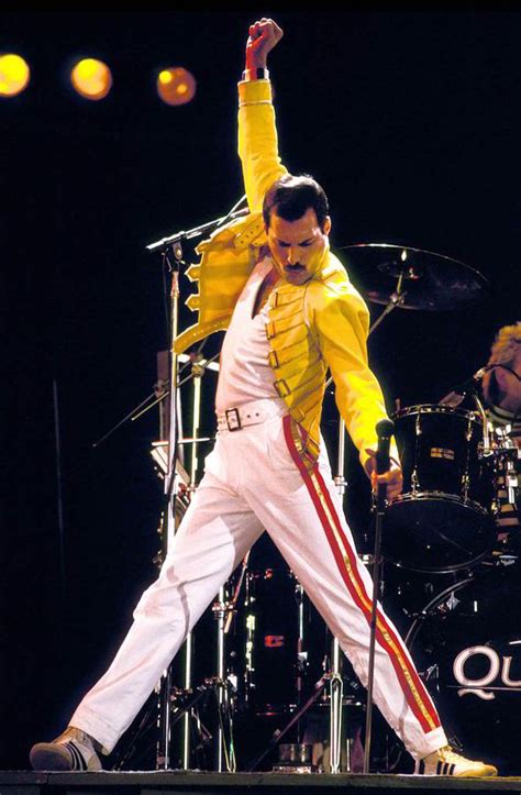 Freddie Mercury at Wembley Stadium in 1986 : r/OldSchoolCool