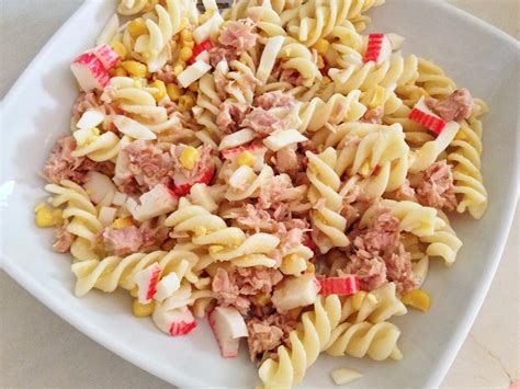 Ensalada de pasta con atún, maíz, surimi y huevo - Receta fácil paso a paso