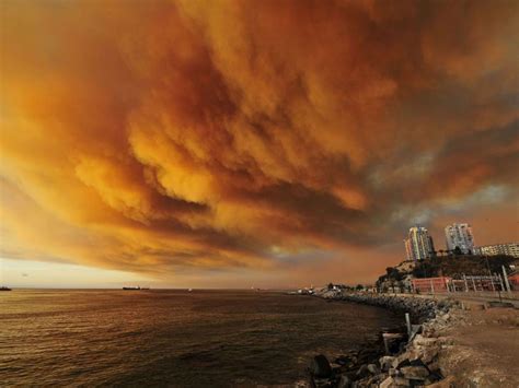 Chile forest fire: Thousands flee homes as deadly blaze spreads to ...