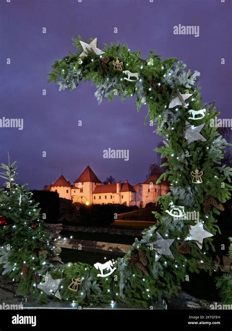 Varazdin, Croatia-November 29, 2022: Old town Varazdin in christmas time. Advent in Varazdin ...