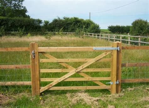 Soft wood field gates « Harry Rich Country Services