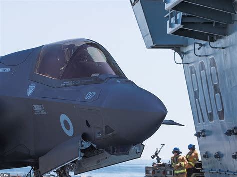 F35B Lightning jets land on £3bn aircraft carrier HMS Queen Elizabeth ...