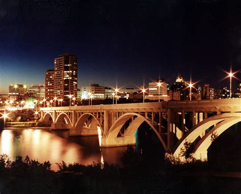 Fichier:Saskatoon Skyline Night.jpg — Wikipédia