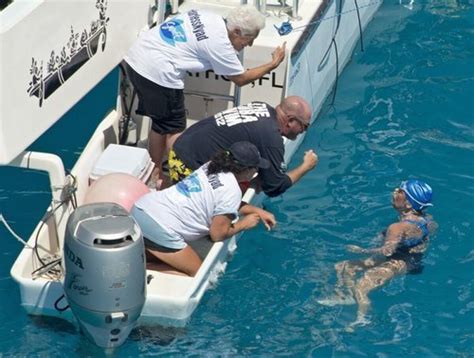 Diana Nyad, 64, completes 110-mile Cuba-to-Florida swim - Los Angeles Times