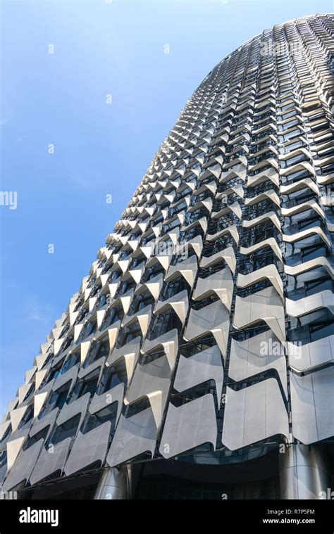 SINGAPORE - NOVEMBER 16, 2018 : Modern architecture office tower ...