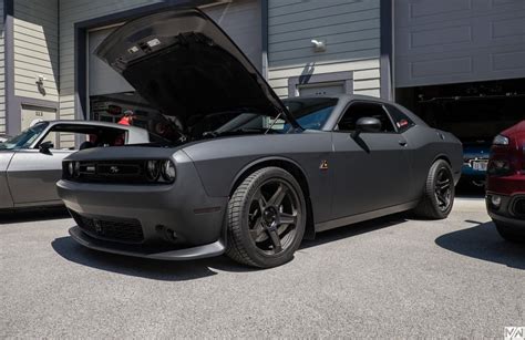 Matte black Dodge Challenger : Autos