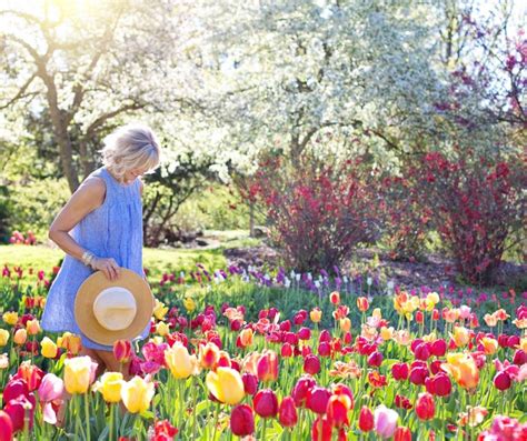 7 Ways To Brighten Up Someone's Day - Woman Ready