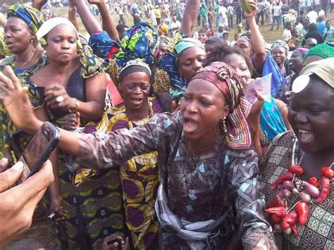 Hundreds of women from Lagos community protest over power outages ...