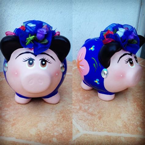 “Un auto-regalo adelantado de #cumple Frida Pig #fridakahlo #pig #alcancia #artesanías” Pig ...