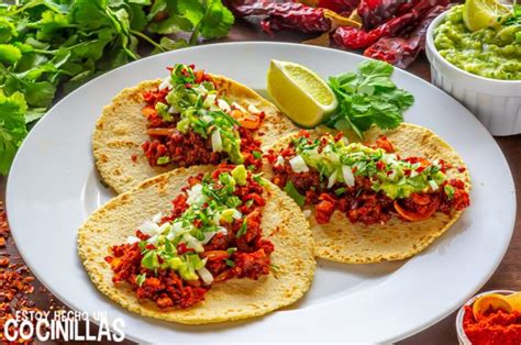 Receta de tacos de chorizo con salsa verde de aguacate. Cocina mexicana