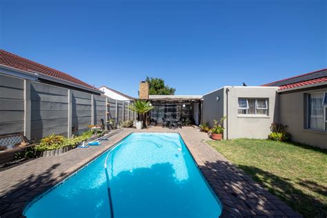 3 Bedroom House For Sale in Plattekloof Glen | RE/MAX™ of Southern Africa