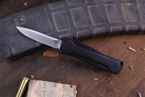 Benchmade Om 2.5" D/A OTF Auto / Black Aluminum / Satin S30V