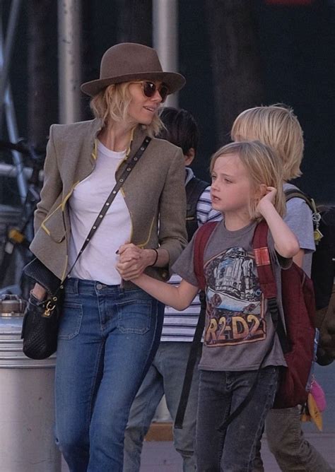 Naomi Watts out and about with her children | Naomi watts, Pretty ...