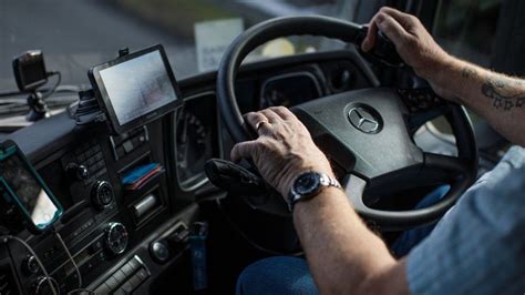 Government to shorten HGV driver testing process - BBC News