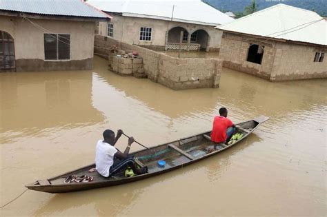 Overflowing Nigeria rivers kill 100