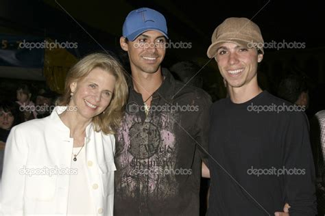 Lindsay Wagner and her sons – Stock Editorial Photo #12988251