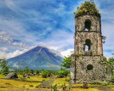 Cagsawa Church Ruins With Mount Mayon Volcano In The Background ...