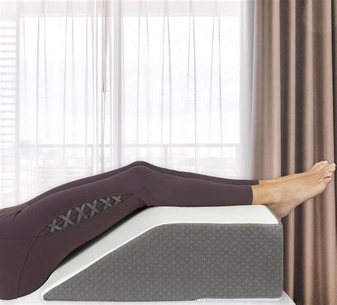 These Leg Elevation Pillows Help Relieve Swelling, Back Pain, and ...