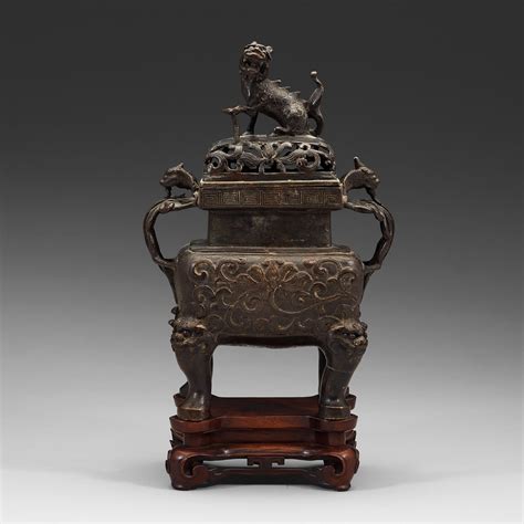 A Chinese bronze incense burner with pierced cover, Qing dynasty, 17th/18th century. - Bukowskis