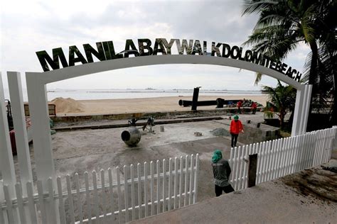 Workers install Manila Bay dolomite beach arch | Photos | GMA News Online