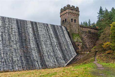 View of Derwent Dam and Reservoir, Peak District, Derbyshire, UK Stock ...