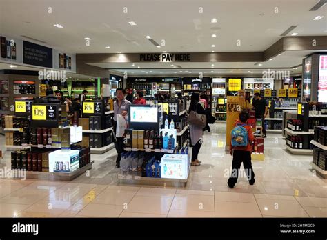 Abu Dhabi airport duty free Stock Photo - Alamy