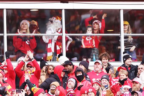 Taylor Swift cheers on boyfriend Travis Kelce at Christmas Day Chiefs game