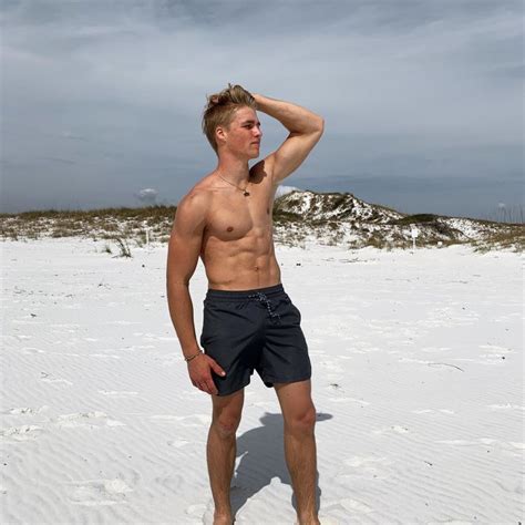 Micah Plath Shirtless: 'Plathville' Star Shows Off Abs on the Beach ...